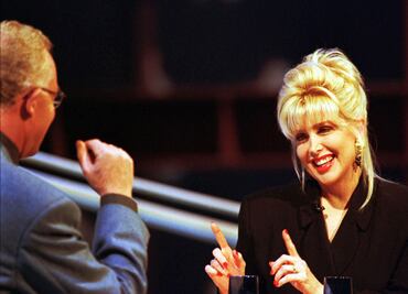 Trump amaga con invitar a ex amante de Bill Clinton al debate