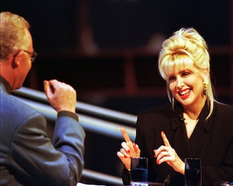 Trump amaga con invitar a ex amante de Bill Clinton al debate