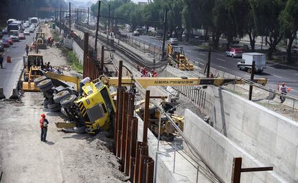 Vuelca grúa sobre vías de L-A del Metro