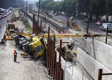 Vuelca grúa sobre vías de L-A del Metro