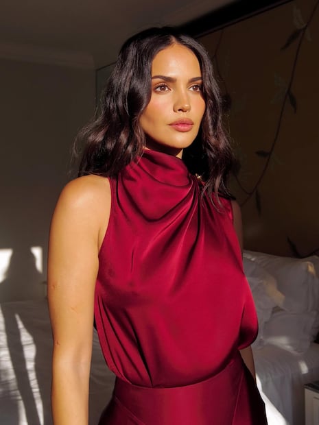 Con un maquillaje muy natural, Eiza completó su look. Foto: Instagram @eizagonzalez
