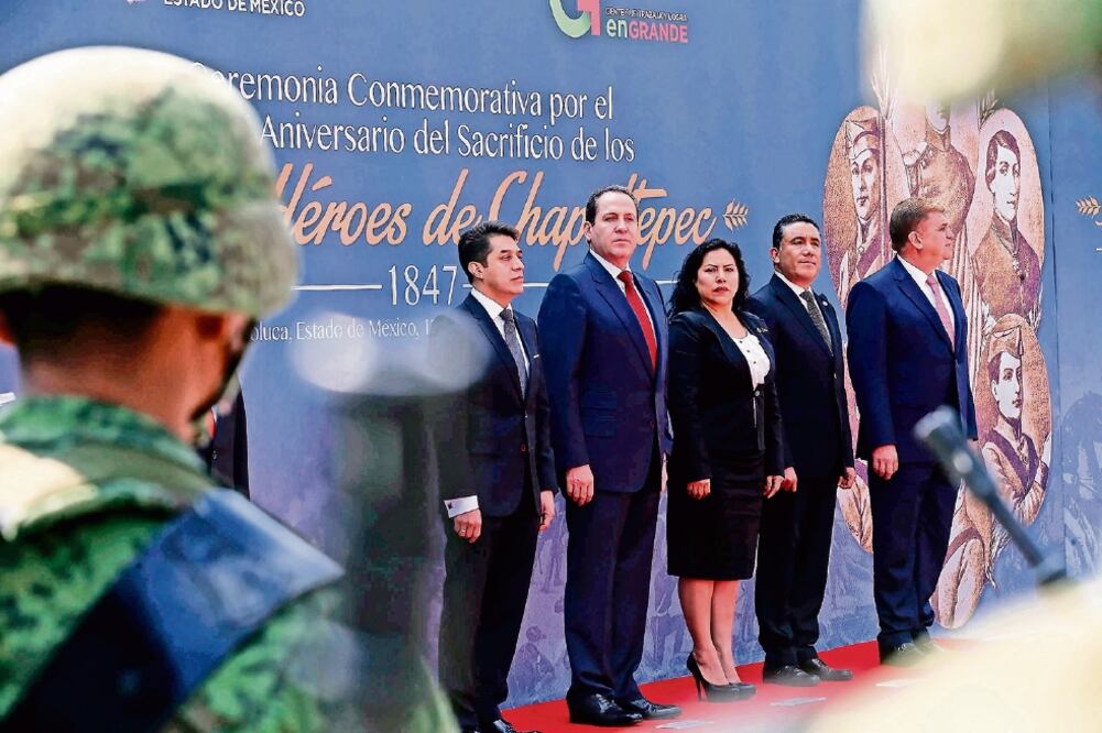 El gobernador Eruviel Ávila encabezó la ceremonia conmemorativa del 169 aniversario de la gesta de los Niños Héroes de Chapultepec (GOBIERNO DEL ESTADO DE MÉXICO)