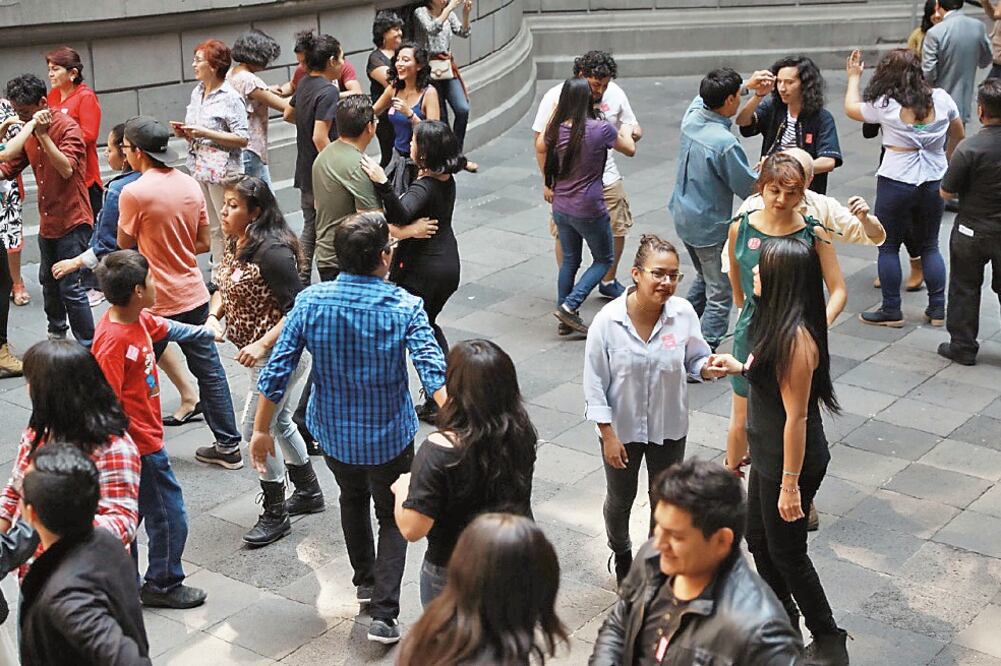 El Patio de los Leones del museo sirvió de pista para cerca de 200 personas. (ALEJANDRA LEYVA. EL UNIVERSAL)