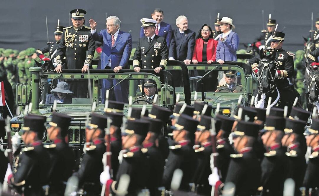 El presidente Andrés Manuel López Obrador encabezó la Marcha de la Lealtad a bordo de un vehículo militar acompañado por el titular de la Sedena, general Luis Cresencio Sandoval, y por el de la Marina, Rafael Ojeda Durán.