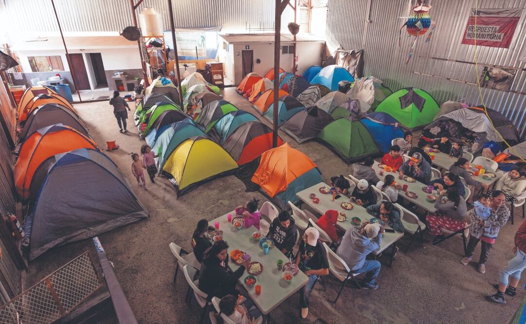 La reinstalación del programa Quédate en México representa un reto para la administración de Claudia Sheinbaum y para ciudades fronterizas en México, que deben buscar la manera de brindar atención a migrantes. Foto: de AP