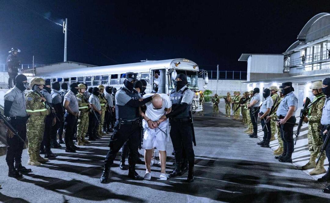 Esta fotografía, difundida el 31 de marzo de 2025 por la oficina de prensa de la Presidencia de El Salvador, muestra a presuntos miembros de la organización criminal venezolana Tren de Aragua y de la pandilla salvadoreña MS-13 a su llegada al Centro de Confinamiento del Terrorismo (CECOT) en la ciudad de Tecoluca, El Salvador. Estados Unidos envió a 17 "criminales violentos" de las pandillas Tren de Aragua y MS-13 a El Salvador el domingo, según declaró el lunes el jefe de la diplomacia estadounidense, Marco Rubio. Foto: AFP