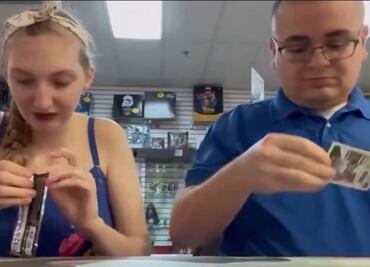 Hombre le propone matrimonio a su novia mientras abre sobre de cartas Pokémon; video se viraliza