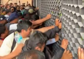 Integrantes de la CNTE intentan dar portazo en Metro General Anaya; policías permiten acceso para evitar riesgos