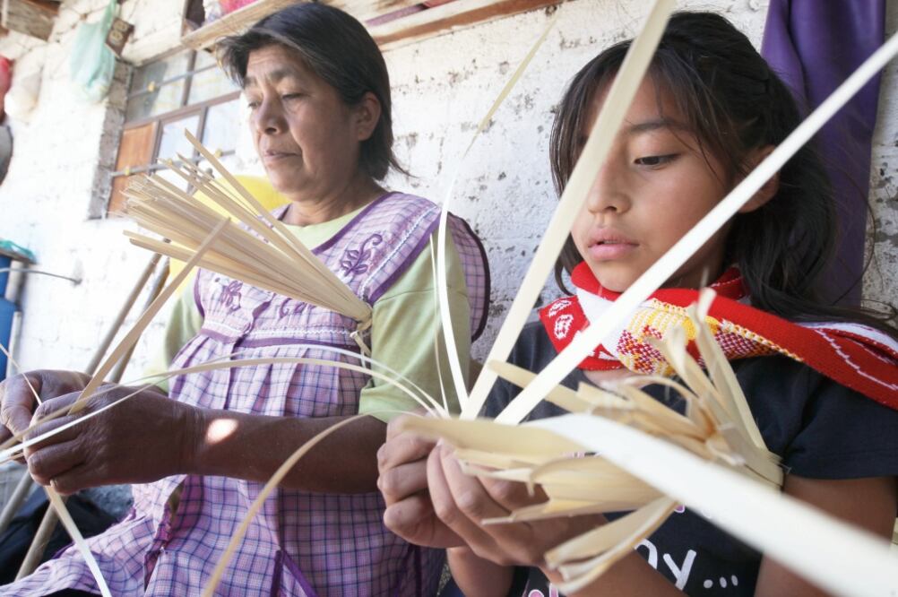 Tradición. Tejer la palma es una actividad exclusiva de las mujeres otomíes, quienes aprenden desde niñas. Foto: JORGE ALVARADO. EL UNIVERSAL