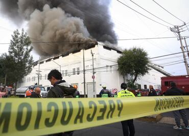 Se registra incendio en bodega en la colonia Morelos; bomberos combaten el siniestro
