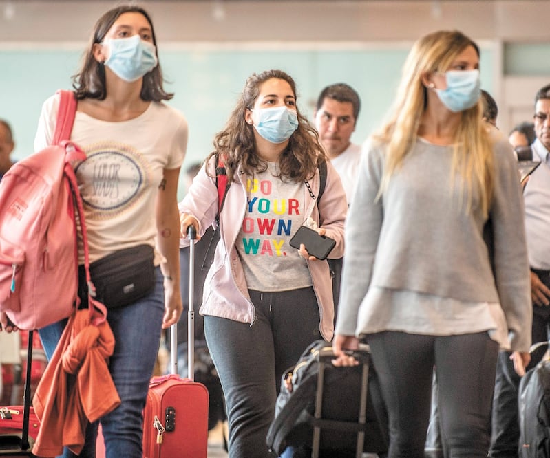 Pasajeros en el Aeropuerto Internacional Jorge Chávez, en Lima, Perú. ERNESTO BENAVIDES. AFP