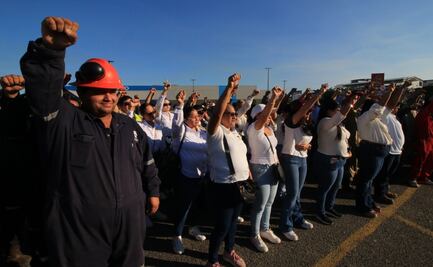 Subcontratistas de Pemex se manifiestan en salida de la carretera Villahermosa-Cárdenas; reclaman pago de adeudos millonarios