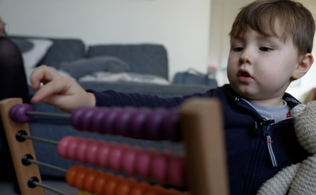 Teddy Hobbs aprendió a leer cuando solo tenía dos años. Foto: BBC