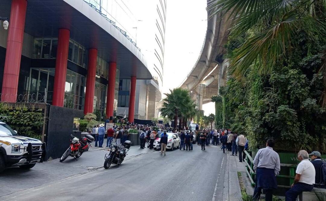 Exempleados de la extinta compañía Luz y Fuerza del Centro bloquean lateral de Periférico en la alcaldía Álvaro Obregón.
Foto: Especial.