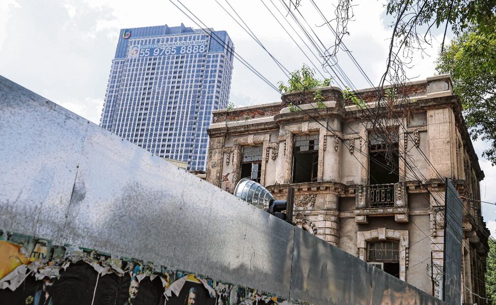 A la izquierda, un ejemplo
 de edificio
 del siglo XX abandonado 
en la esquina de Atenas 
 y Abraham González, en la colonia Juárez. Foto: Gabriel Pano/EL UNIVERSAL.