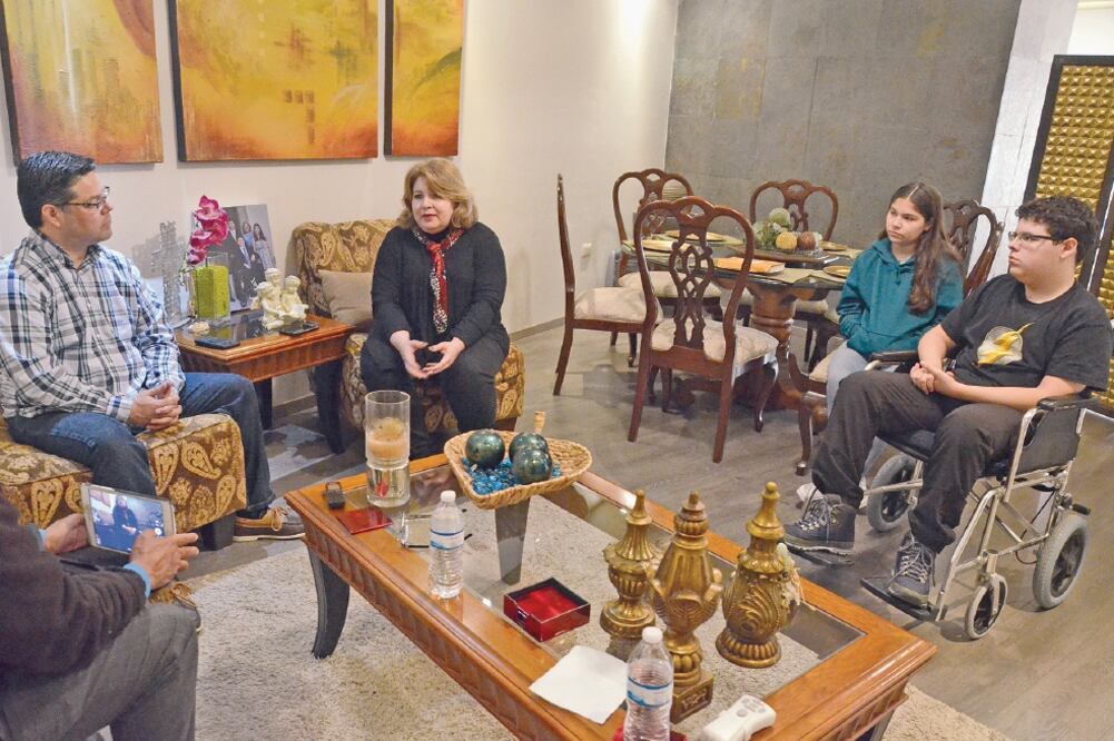 La familia de Luis afirma que el trabajo constante en rehabilitaciones y hospitales ha sido como un volver a nacer, no sólo para su hijo (EMILIO VÁSQUEZ)