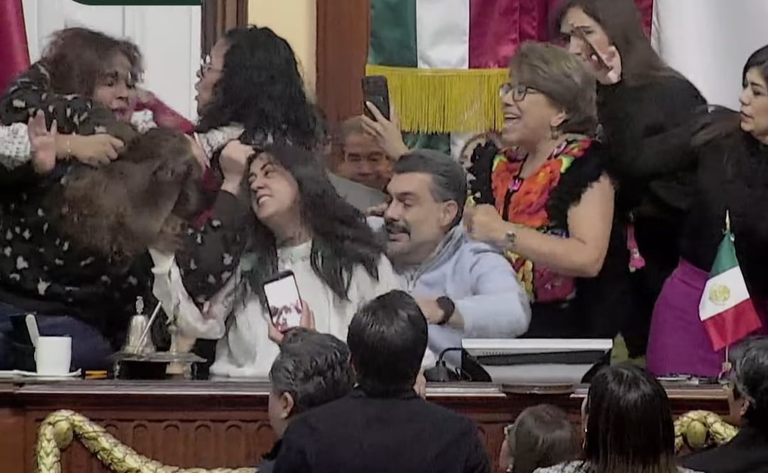 Pelea de diputadas en el Congreso de la Ciudad de México en la sesión ordinaria del 15 de diciembre de 2025 durante el debate para desaparecer Info-CDMX. Foto: Captura