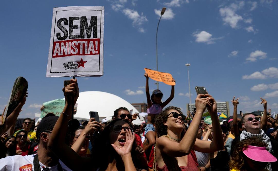Activistas corean "No a la amnistía" en una protesta contra un proyecto de ley de amnistía que podría exonerar al expresidente Jair Bolsonaro y sus aliados, condenados por intentar un golpe de Estado en 2023. (21/09/25) Foto: AP