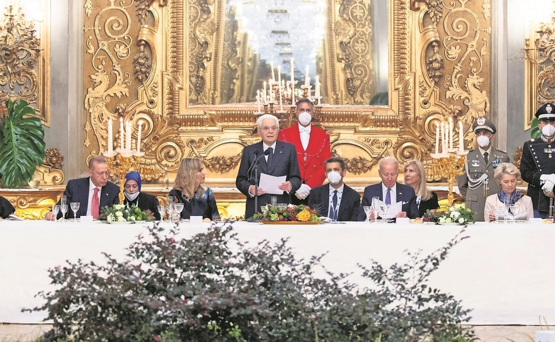 El presidente italiano Sergio Mattarella (centro), mientras da un discurso. Recep Tayyip Erdogan (izquierda); la reina Máxima de Países Bajos; el mandatario estadounidense, Joe Biden, y la presidenta de la Comisión Europea, Ursula von der Leyen. Foto: EFE