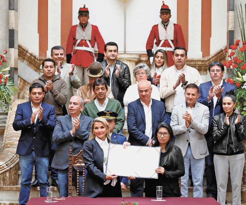 La proclamada presidenta interina de Bolivia, Jeanine Áñez (al frente), tras firmar la ley que permite que el país vaya a las urnas para elegir al nuevo gobierno, luego de que el exmandatario Evo Morales renunciara. Foto/DAVID MERCADO. REUTERS