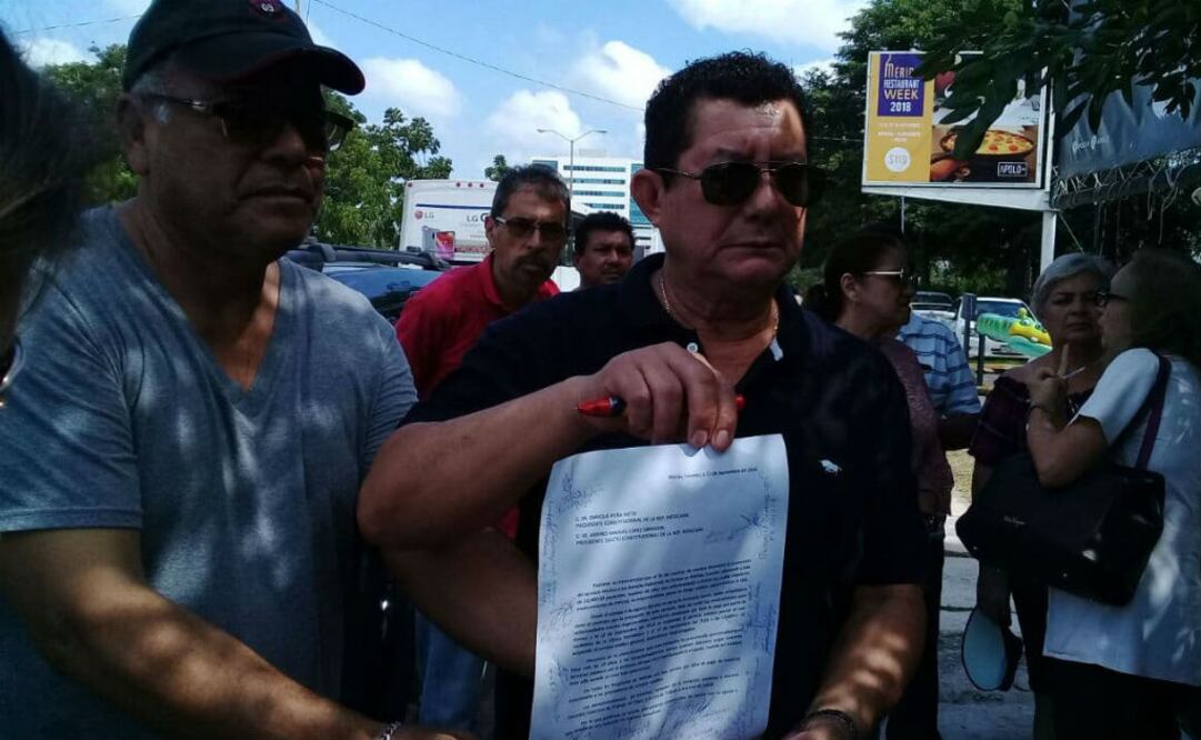 Pensionados de Pemex se quedaron sin el servicio médico que les brinda su contrato colectivo por lo que protestaron en la clínica privada Star Medica. FOTO: Cuauhtémoc Moreno Cabrera