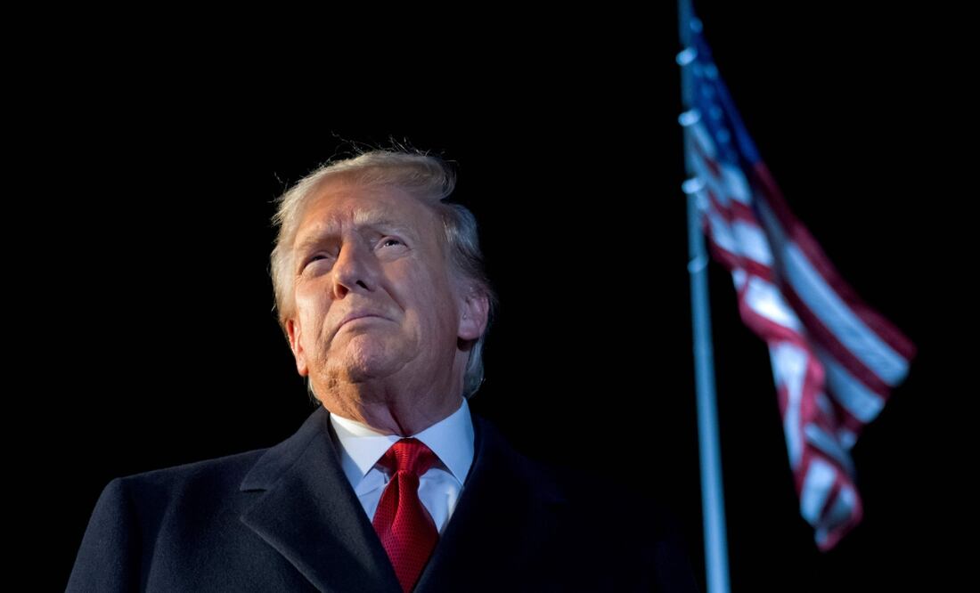 El presidente de Estados Unidos, Donald Trump, habla con los medios de comunicación mientras camina hacia el Marine One antes de partir del jardín sur de la Casa Blanca en Washington, DC, mientras viaja en un viaje de una semana a Asia. Foto: AFP