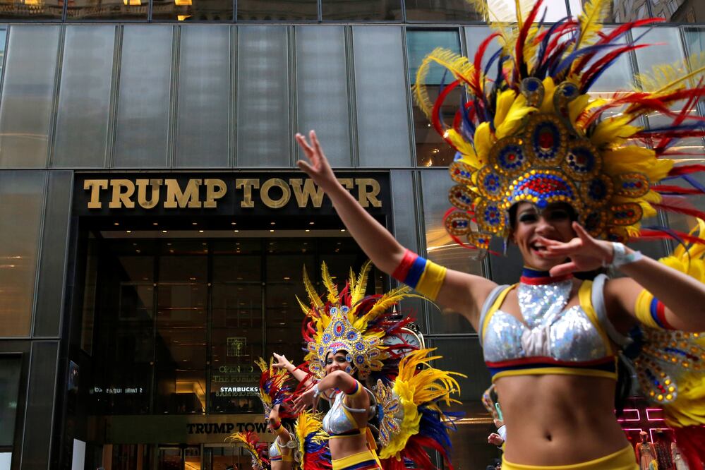 Bailarines que participan en el desfila de la Hispanidad pasan en frente de la Trump Tower en Manhattan (Foto: Reuters)
