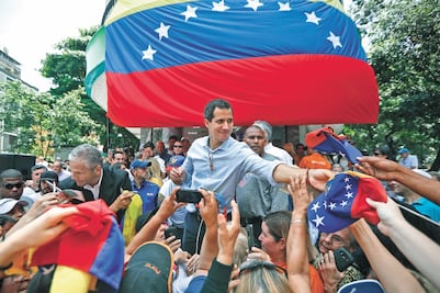 Detienen a paras que se fotografiaron con Guaidó 