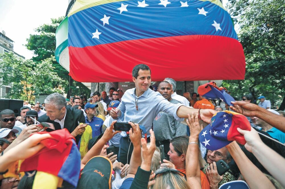 El proclamado presidente interino venezolano, Juan Guaidó, ayer con sus seguidores en Caracas. Foto: RAYNER PEÑA. EFE