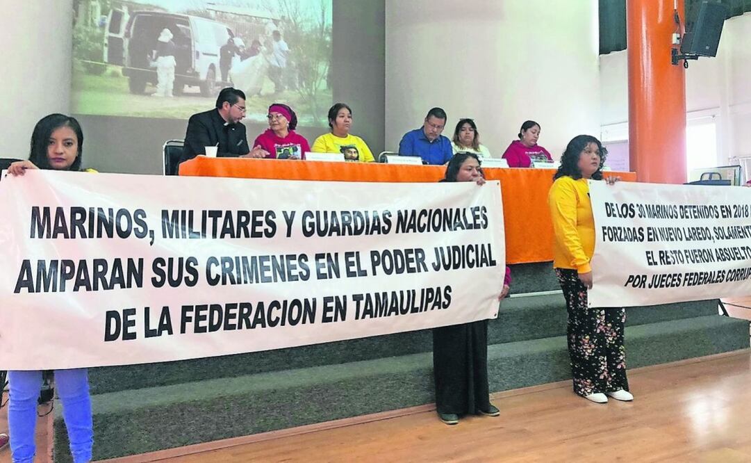 Mujeres mostraron pancartas ante la poca atención al caso de los 27 desaparecidos en Nuevo Laredo. Foto: Especial