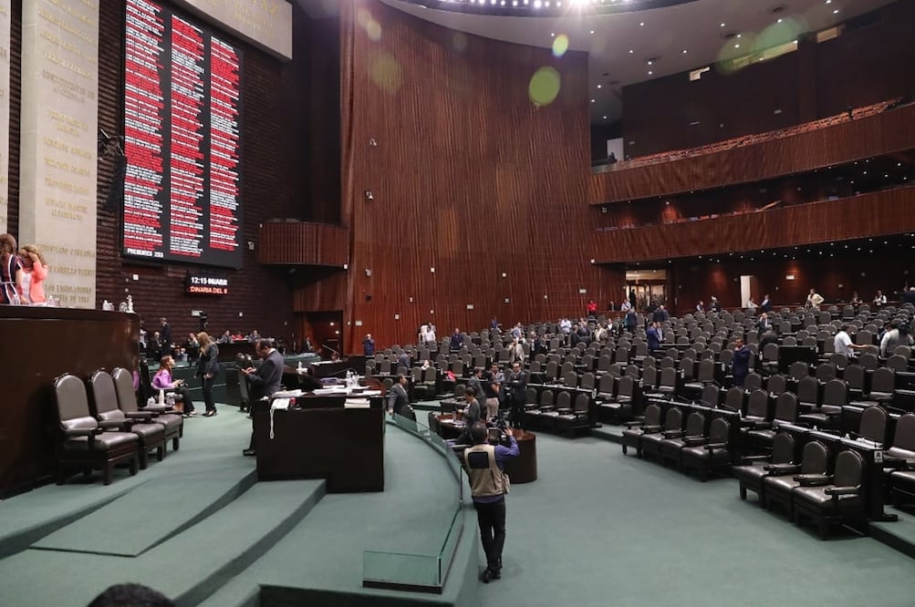 El primer encontronazo entre el PRI-Verde-Panal y Encuentro Social contra el PAN-PRD-Morena y MC se dio al abrir el tablero y votar si se aprobaba la moción y se suspendía este dictamen. Foto: Lucía Godínez/EL UNIVERSAL