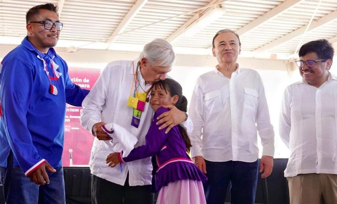Presidente Andrés Manuel López Obrador acompañado de gobernador de Sonora Alfonso Durazo en su visita a la comunidad Seri. Foto: Twitter @AlfonsoDurazo