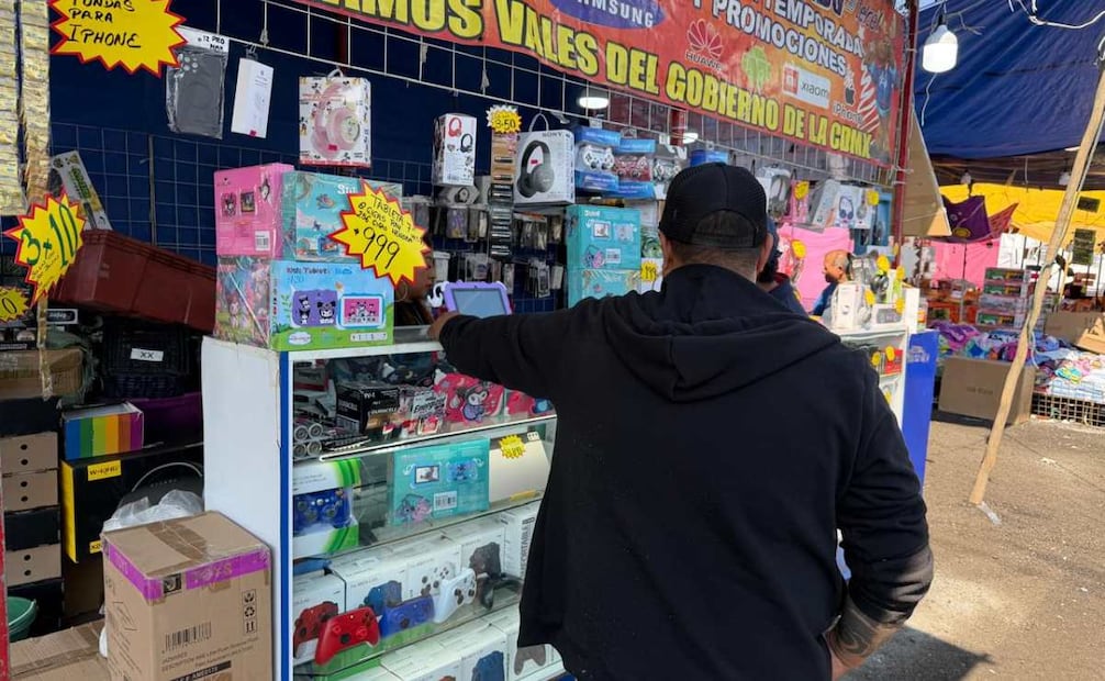 Productos tecnológicos en la Feria del Juguete de Neza (05/01/2026). Foto: Especial