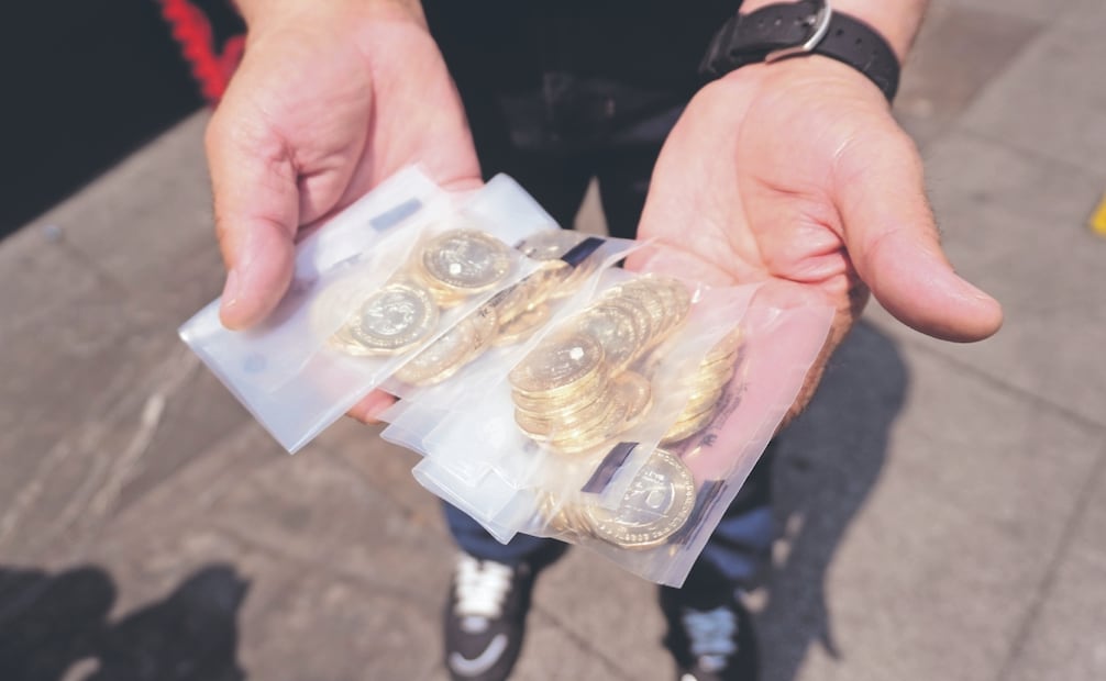 Pese a las horas de espera para comprar las monedas bimetálicas, las personas salieron muy contentas con ellas. Foto: Diego Prado/ EL UNIVERSAL