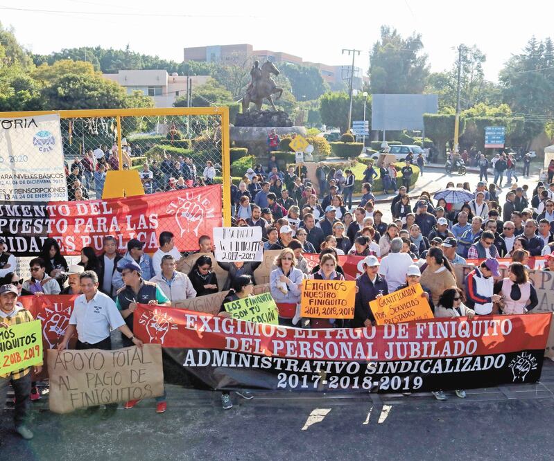 Moviliza ción. Integrantes del STAUAEM pararon labores en el campus universitario desde las 7:00 horas y luego marcharon al Palacio de Gobierno. MARGARITO PÉREZ. CUARTOSCURO