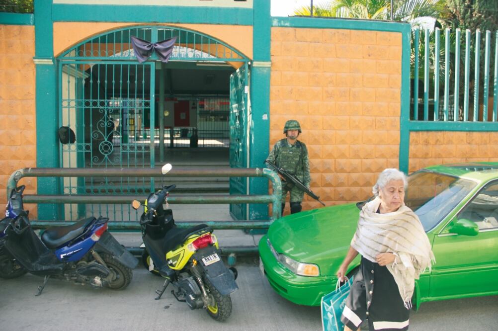 Elementos del Ejército custodiaron ayer la entrada de las pocas escuelas de nivel básico de la región de la Montaña Baja, ante el temor de ataques de grupos delictivos como Los Rojos y Los Ardillos, que han amenazado a los profesores (ARTURO DE DIOS)