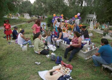 Llevan flores a sus difuntos en panteones de CDMX por Día de Muertos