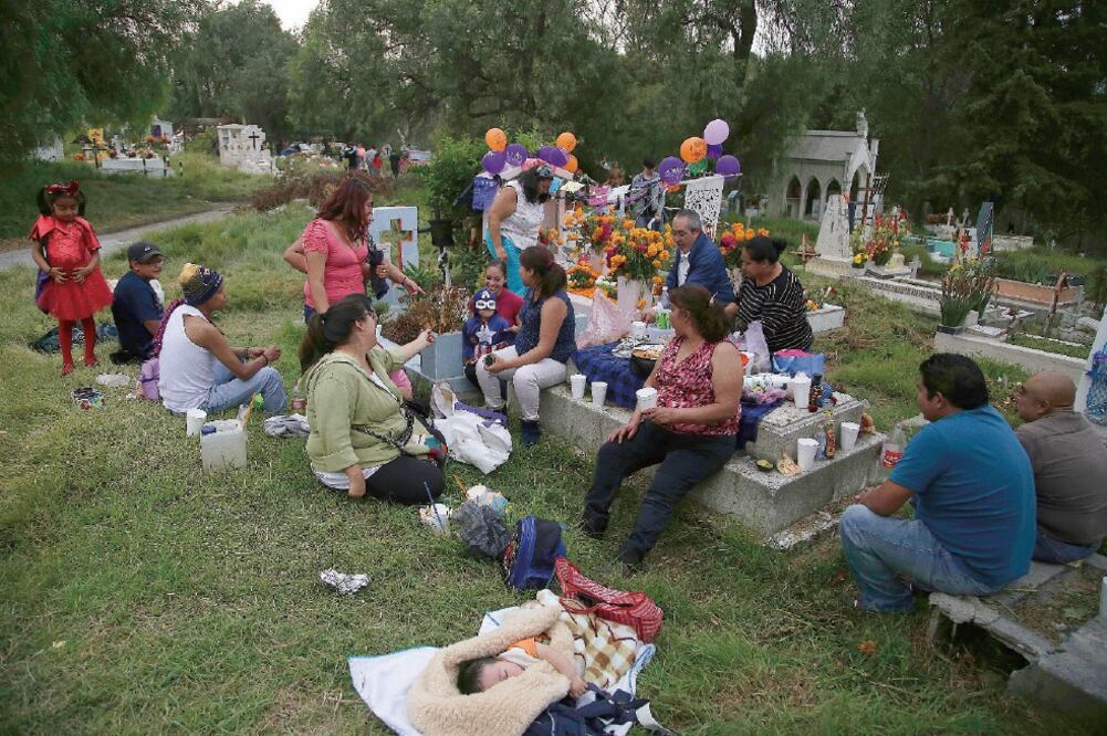 La policía vigila los interiores de los 112 panteones en el DF para minimizar delitos como robo a transeúnte, venta de bebidas alcohólicas, entre otros (ALEJANDRA LEYVA. EL UNIVERSAL)