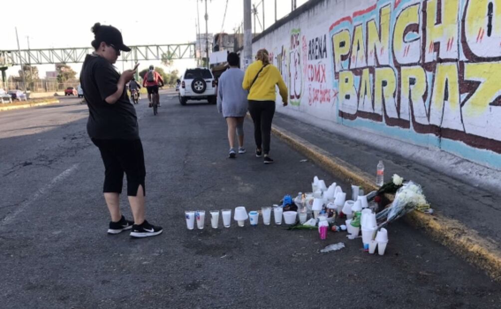 Con fotografías, flores, juguetes y dulces hacen memorial a menor atropellado en avenida Central 