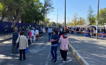 Pese a llamado, se mantienen largas filas por vacunación contra Covid-19 en Iztacalco