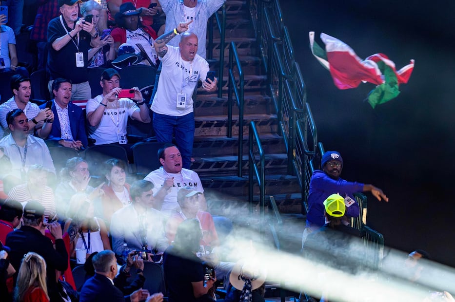 Un manifestante lanza una bandera palestina tras haberla ondeado durante el discurso del vicepresidente JD Vance, en la segunda jornada de la Convención Nacional Republicana (RNC) de mitad de mandato, celebrada en el American Airlines Center de Dallas. Foto: EFE