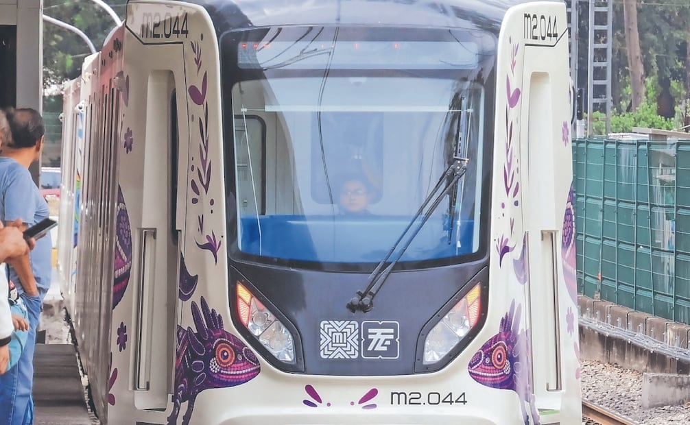 El Tren Ligero pasó del azul al blanco con imágenes del ajolote. Foto: Karla Guerrero/ EL UNIVERSAL