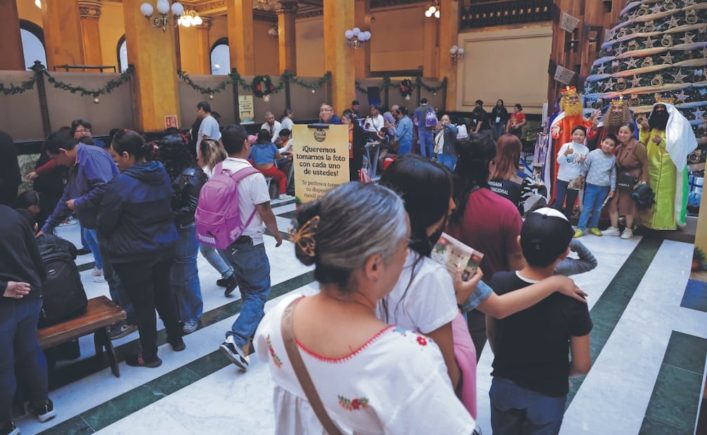 Padres y niños también hicieron fila para tomarse una foto con Melchor, Gaspar y Baltasar. 
 Fotos: de Fernanda Rojas. El Universal