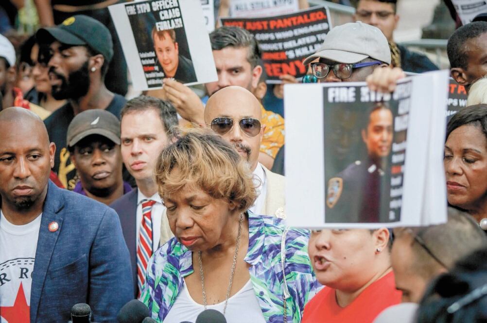 Gwen Carr, madre de Eric Garner, quien murió en 2014 cuando el agente policial Daniel Pantaleo le aplicó una llave prohibida y lo estranguló. Foto/BEBETO MATTHEWS. AP