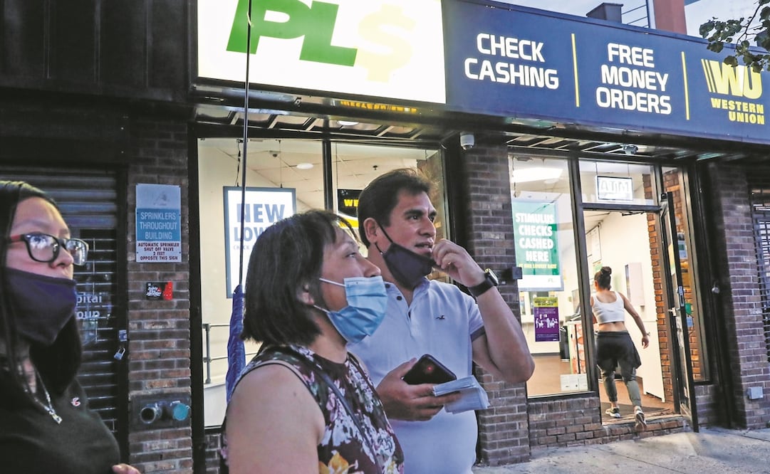 El menor dinamismo de la economía estadounidense reduciría el monto de las remesas que reciben algunos hogares mexicanos, aseguran economistas del CEESP. Foto: Archivo / John Minchillo / AP