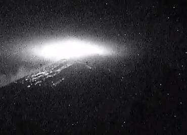 Popocatépetl registra explosión con material incandescente y ceniza