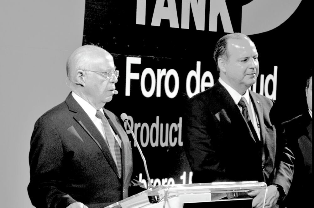 El secretario de Salud José Narro y Gustavo A. de Hoyos Walther, de Coparmex, ayer en el Foro Salud: Productividad y Desarrollo (TWITTER)