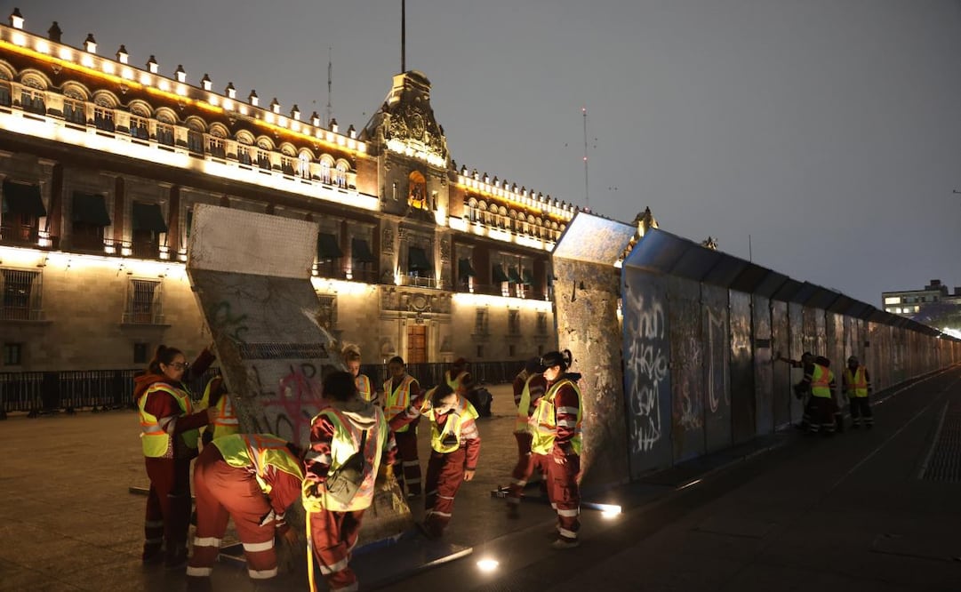 Trabajadores de limpia de la Ciudad de México colocan vallas en el Zócalo capitalino para la marcha que se celebrará el próximo domingo 8 de marzo por el Día Internacional de la Mujer. Foto: Valente Rosas/ EL UNIVERSAL