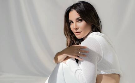 Martha Higareda luce espectacular bañador de escote profundo