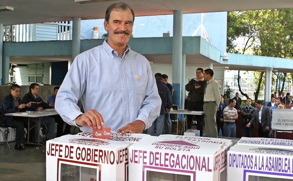 La escuela ha sido sede de la casilla de votación en años electorales y por estar justo frente a la casa oficial de Los Pinos, era el sitio donde correspondía emitir su voto a los presidentes en turno. Aquí el jefe del Ejecutivo Vicente Fox Quesada al final de su mandato en 2006. Archivo EL UNIVERSAL.